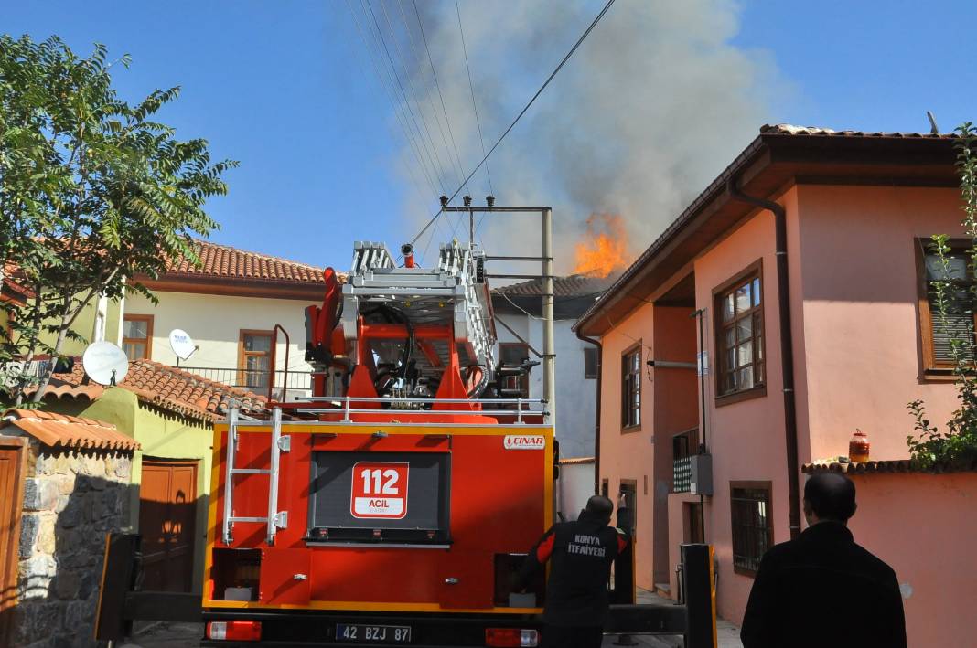 Konya'da yangın paniği! 2 eve sıçradı 4